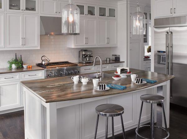 όμορφο εσωτερικό με laminate αυθεντικά γυάλινα κρεμαστά φώτα