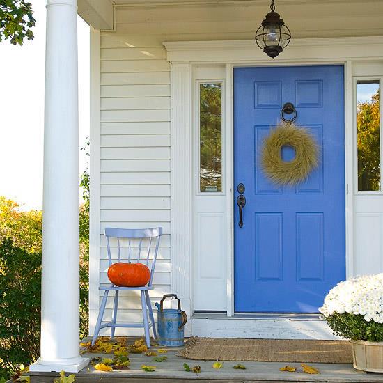 όμορφη φθινοπωρινή διακόσμηση μπλε πόρτα κοβαλτίου μπλε και σιζάλ πόρτα