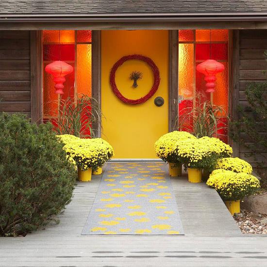 όμορφη διακόσμηση φθινοπώρου φωτεινή κίτρινη χρυσάνθεμο κίτρινη πόρτα