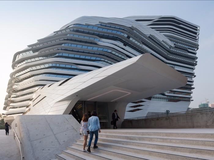 η zaha hadid και τα γνωστά της έργα