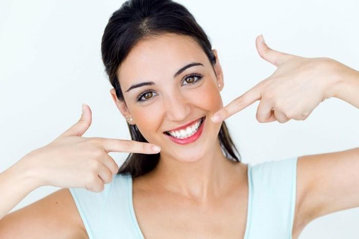 ιδέες λεύκανσης δοντιών μέθοδος λεύκανσης λευκών δοντιών φωτεινό φωτεινό χαμόγελο