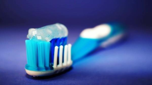 Φτιάξτε μόνοι σας οδοντόκρεμα χωρίς μικροπλαστικά