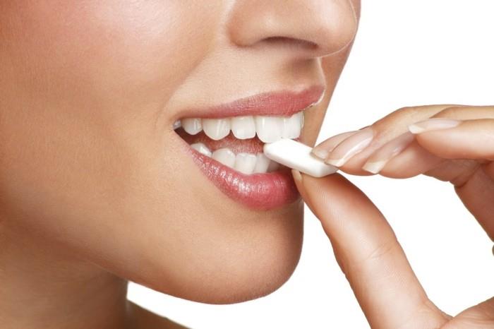 οδοντιατρική περίθαλψη ξυλιτόλη παστίλινα παιδιά υγιή δόντια κλείνουν