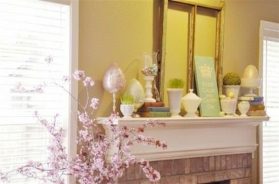 λεπτή ροζ μωβ ανοιξιάτικα λουλούδια mantelpiece καθρέφτης πορσελάνινα αυγά ιδέα διακόσμηση