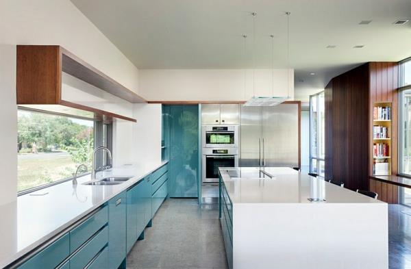 εσωτερικό σχεδιασμός κουζίνας μπλε ντουλάπι λευκό νησί κουζίνας