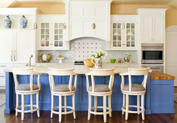 εσωτερική διακόσμηση κουζίνας σε μπλε και λευκό