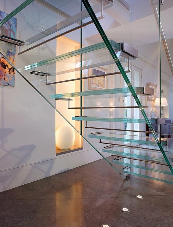 σύγχρονες σκάλες διαδρόμου από γυάλινα μεταλλικά στοιχεία