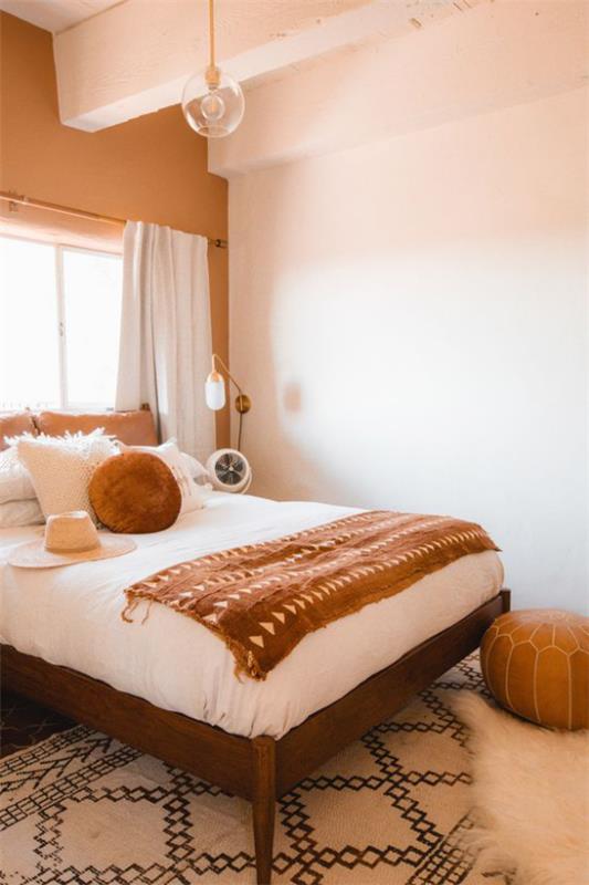διαχρονικά χρώματα υπνοδωμάτιο σε ζεστές γήινες αποχρώσεις κρεβάτι παραθύρου ρίξτε κουβέρτα με έθνικ μοτίβα