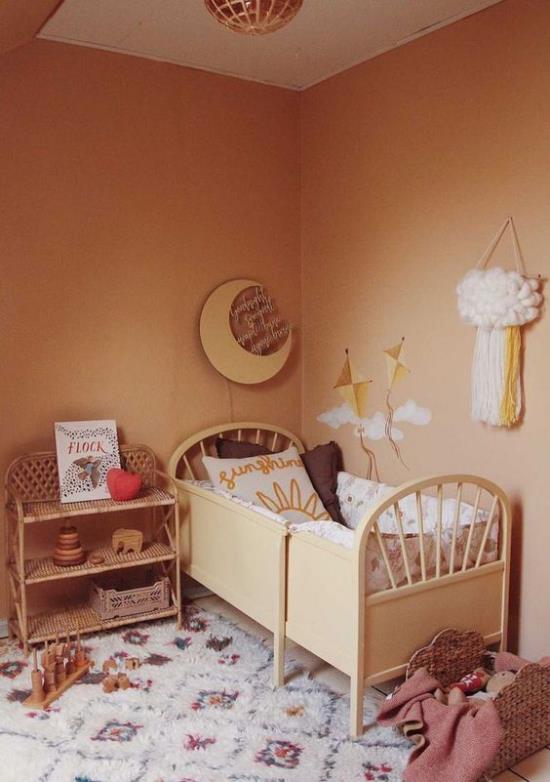 διαχρονικά χρώματα ζεστό βρεφικό δωμάτιο σε γήινα χρώματα σε ρετρό στυλ κρεβατιού μοκέτα συρταριέρα
