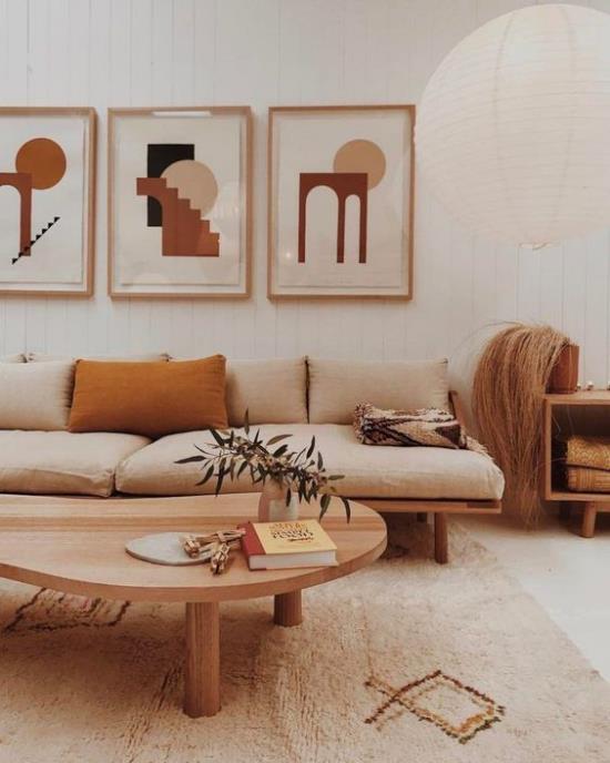 διαχρονικά χρώματα φιλόξενο σαλόνι σε ζεστές γήινες αποχρώσεις λευκό μπεζ καμένη καναπέ καναπέ χαλί διακόσμηση τοίχου στρογγυλό χαμηλό ξύλινο τραπέζι