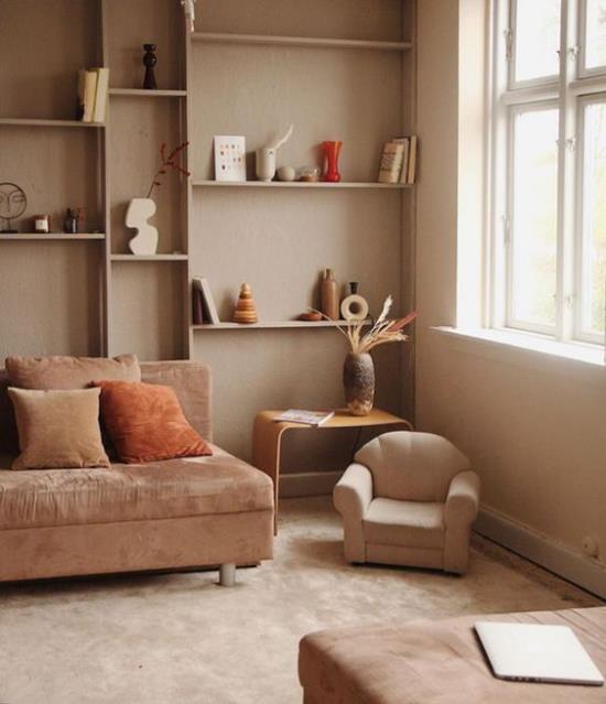 διαχρονικά χρώματα ζεστό σαλόνι σε ζεστές γήινες αποχρώσεις τοίχου χρώμα καναπέ πάτωμα μικρή πολυθρόνα