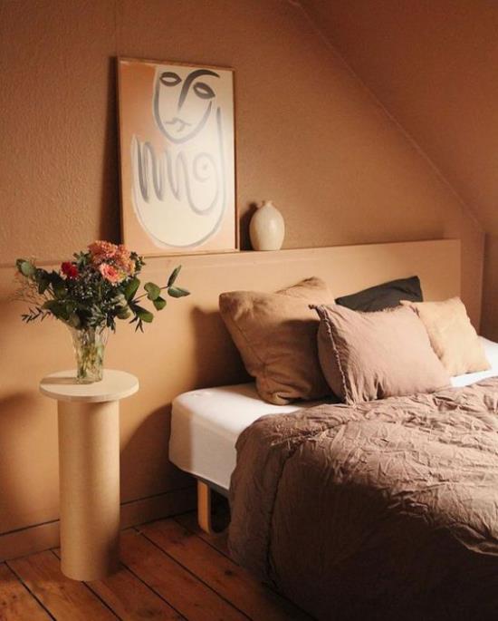 διαχρονικά χρώματα ζεστό ζεστό υπνοδωμάτιο σε γήινες αποχρώσεις είναι πολύ φιλόξενα κλινοσκεπάσματα τοιχογραφία κομοδίνο