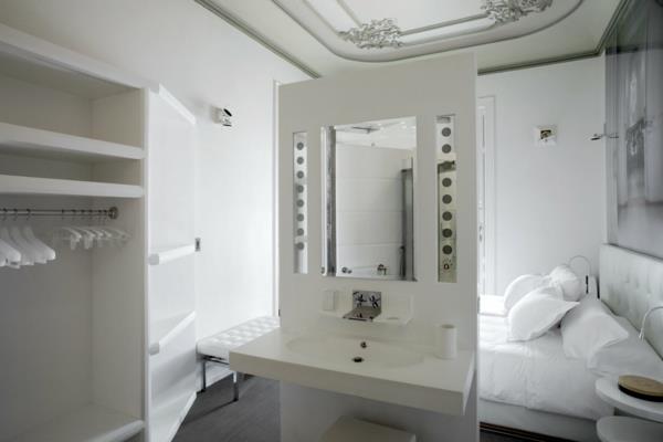 Κομψός κεντρικός ξενοδοχειακός καθρέφτης μακιγιάζ με λευκή επίπλωση