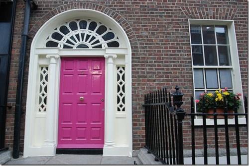 τούβλο τοίχο λευκό ροζ στρογγυλό δημιουργικό ροζ σχέδιο μπροστινής πόρτας