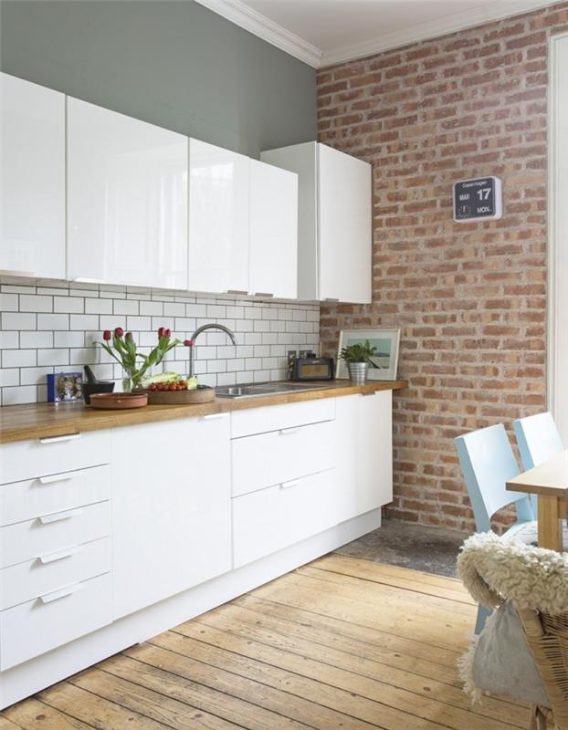 ιδέες σαλονιού κουζίνα τοίχο από τούβλα λευκές πόρτες ντουλαπιών και ξύλινο πάτωμα