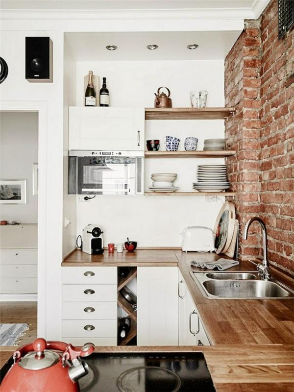 τοίχος από τούβλα στην κουζίνα ανανεώνει τη λευκή κουζίνα