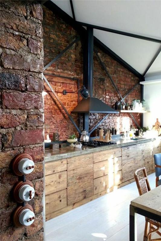 τοίχος από τούβλα στην κουζίνα και ξύλινα ντουλάπια κουζίνας και λευκό πάτωμα