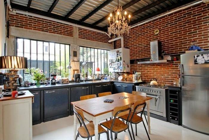 τοίχο από τούβλα στην κουζίνα και μοντέρνο σχεδιασμό οροφής