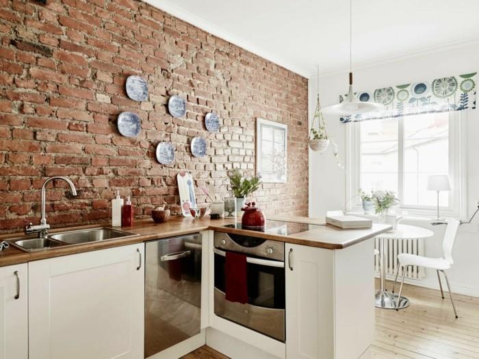 τοίχος από τούβλα στην κουζίνα και διακόσμηση τοίχου με πιάτα