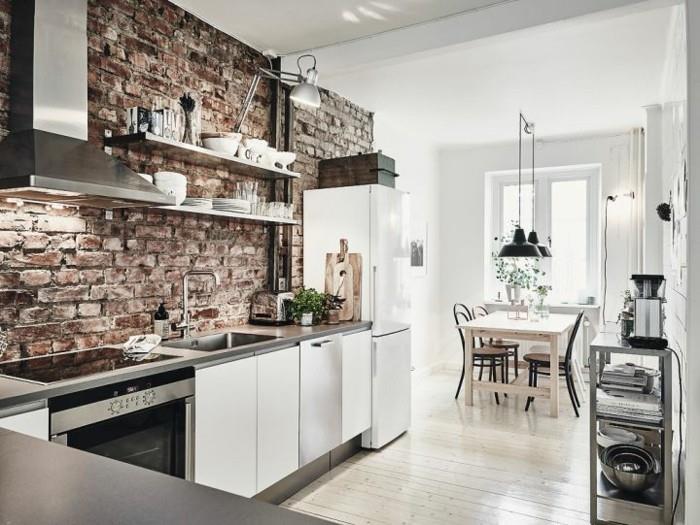 τοίχος από τούβλα σε μοντέρνα κουζίνα και λευκά ντουλάπια κουζίνας
