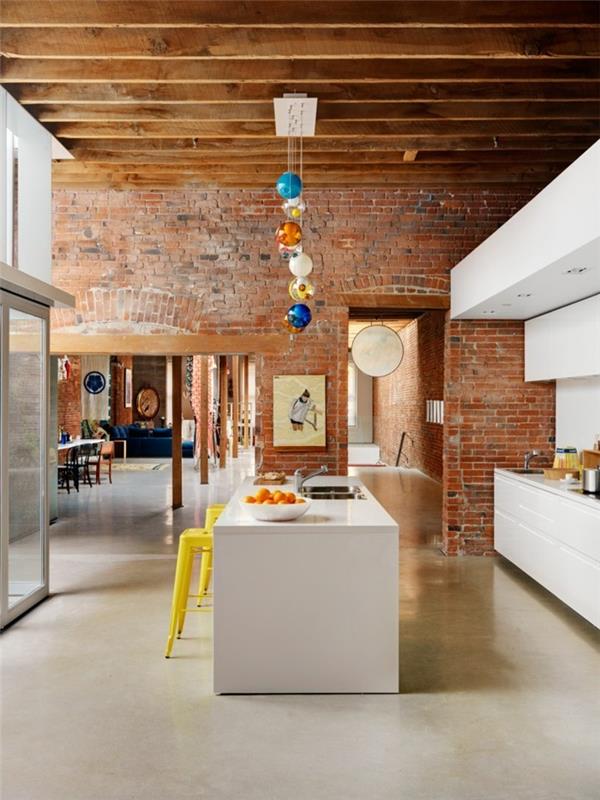 μοντέρνος σχεδιασμός τοίχου από τούβλα στην κουζίνα και ελκυστικός φωτισμός