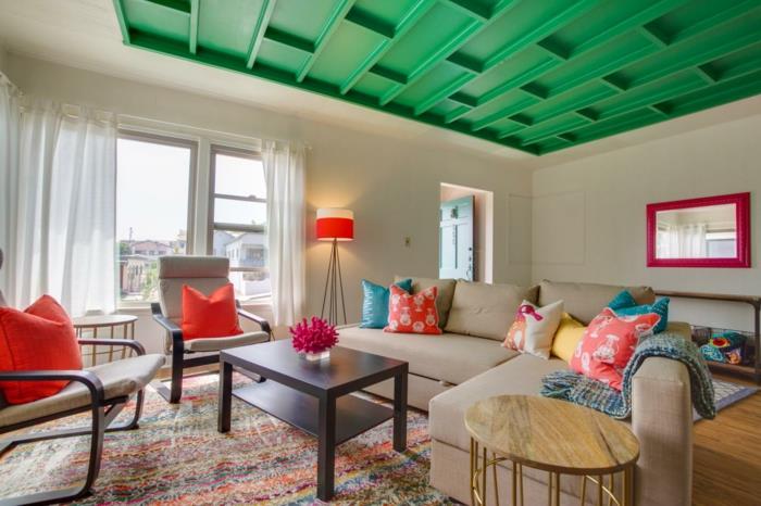 οροφές σαλόνι πράσινο με καφετέρια οροφής με χρωματιστά μαξιλάρια