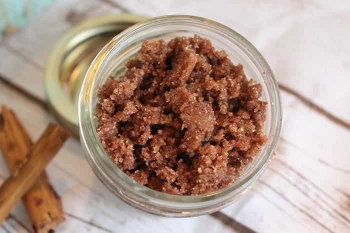 Ετοιμάστε scrub προσώπου κανέλας