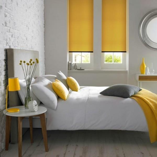 λεμόνι στο υπνοδωμάτιο κίτρινα μαξιλάρια επιτραπέζια λάμπα περσίδες παραθύρου