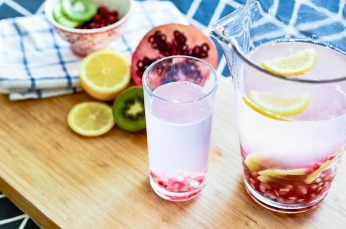 πιείτε νερό με λεμόνι detox νερό με ακτινίδιο ρόδι