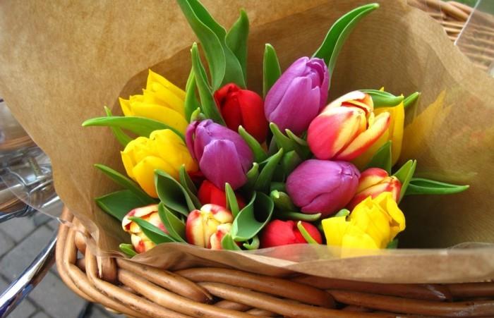 να παραδώσει ένα μπουκέτο λουλούδια το Πάσχα