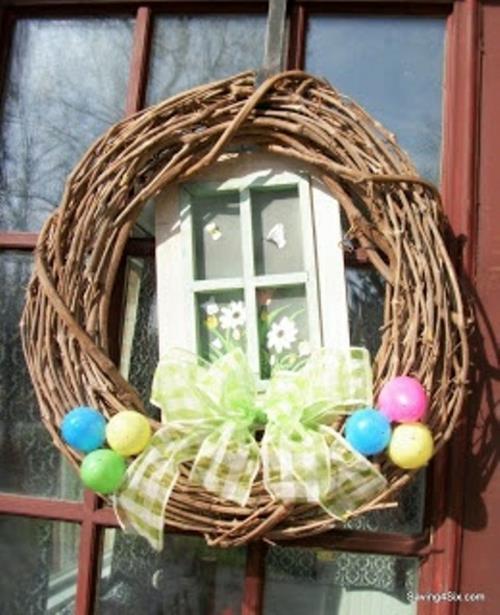 κλαδιά στεφάνι πασχαλινά αυγά πολύχρωμες κορδέλες πόρτα σπίτι διακόσμηση βεράντα