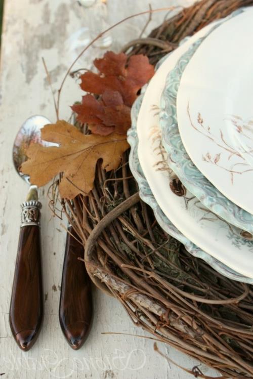 κλαδιά φωλιά τραπέζι μαχαιροπίρουνα κλασικά φύλλα φθινόπωρο
