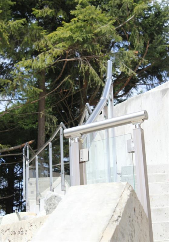 Μεταλλική κουπαστή προστασίας από πτώση γυάλινη σκάλα